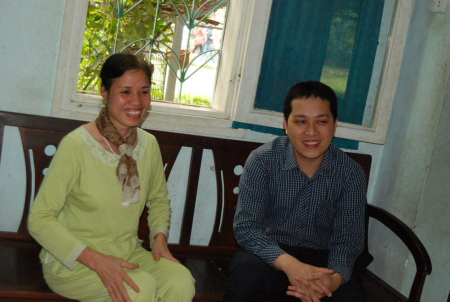 GĐ Công ty Tân Thành An tới thăm gia đình trong làng trẻ SOS