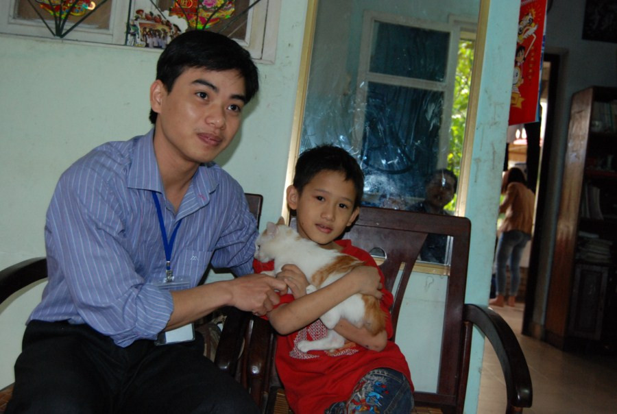 Trò chuyện cùng trẻ em làng SOS.