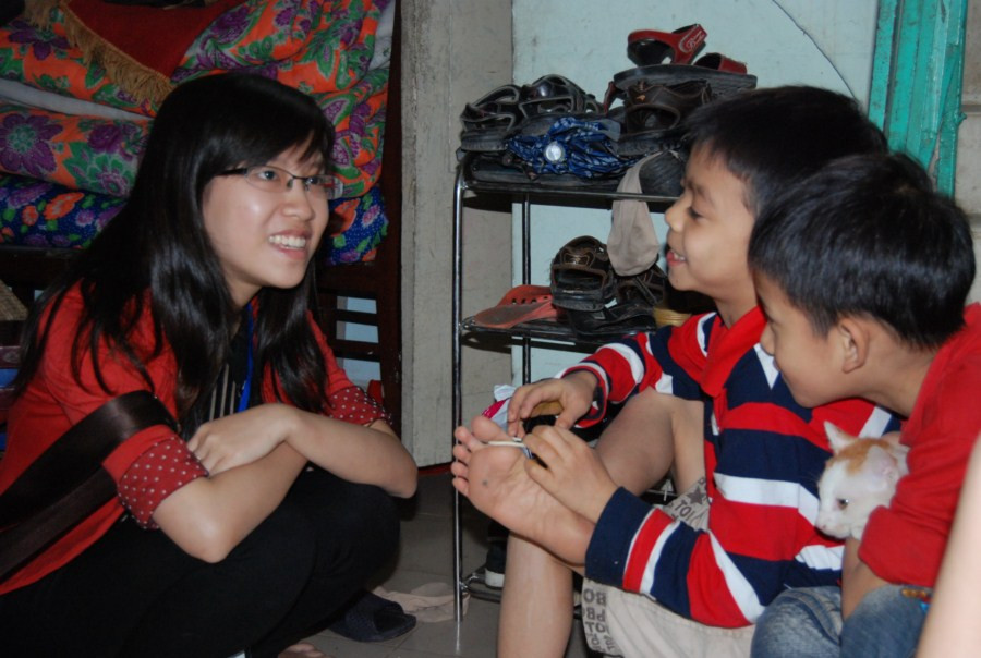 Trẻ em làng SOS "đố" gia sư về kiến thức môn tiếng Anh.