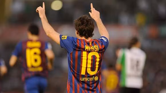 Với cú hat-trick vào lưới Granada, Messi chính thức trở thành chân sút vĩ đại nhất lịch sử Barca, vượt qua kỷ lục ghi 232 bàn thắng của huyền thoại Cesar Rodriguez.