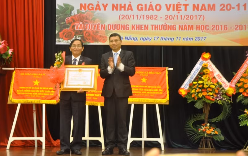 Ông Hồ Kỳ Minh - Phó Chủ tịch Ủy ban nhân dân thành phố Đà Nẵng trao Huân chương Lao động hạng nhì cho giáo sư, Nhà giáo ưu tú Lê Kim Hùng - Hiệu trưởng Trường Đại học Bách khoa Đà Nẵng. Ông Hồ Kỳ Minh - Phó Chủ tịch Ủy ban nhân dân thành phố Đà Nẵng trao Huân chương Lao động hạng nhì cho giáo sư, Nhà giáo ưu tú Lê Kim Hùng - Hiệu trưởng Trường Đại học Bách khoa Đà Nẵng.