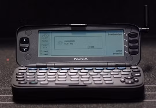 4. Nokia 9000 Communicator Nokia chủ định thiết kế 9000 Communicator theo xu hướng thiết bị nhắn tin (bàn phím QWERTY). Chú dế đi tiên phong trong những sản phẩm mang âm hưởng gần giống smartphone hiện đại.