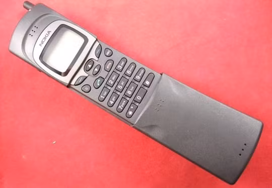 3. Nokia 8110 Trình làng năm 1998, Nokia 8110 là chiếc điện thoại Nokia đầu tiên có thiết kế trượt và góp mặt trong phim Ma trận. Model sở hữu kiểu dáng quả chuối bắt mắt nhưng thiếu loa ngoài và danh bạ chỉ 125 số.