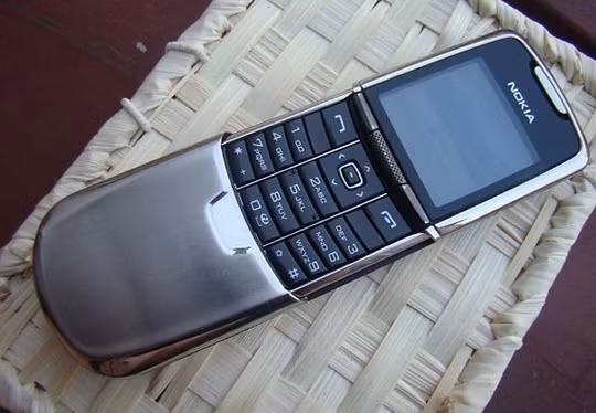 10. Nokia 8800 Xuất xưởng năm 2005, Nokia 8800 trang bị lớp vỏ hoàn toàn bằng kim loại và mở đầu xu hướng điện thoại cao cấp của Nokia. Hầu hết người dùng chỉ biết ngắm nhìn mà không đủ tiền sắm Nokia 8800.