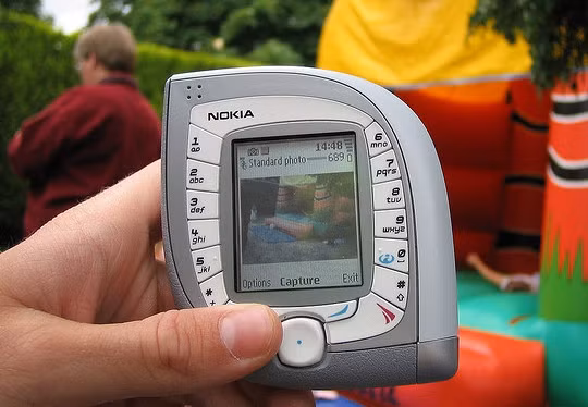 7. Nokia 7600 Nokia 7600 đánh dấu xu hướng thời trang với phong cách hình giọt nước, bàn phím được bố trí xung quanh màn hình. Tuy nhiên, dân mạng thường gọi Nokia 7600 bằng cái tên “tai heo” chẳng dễ thương chút nào.