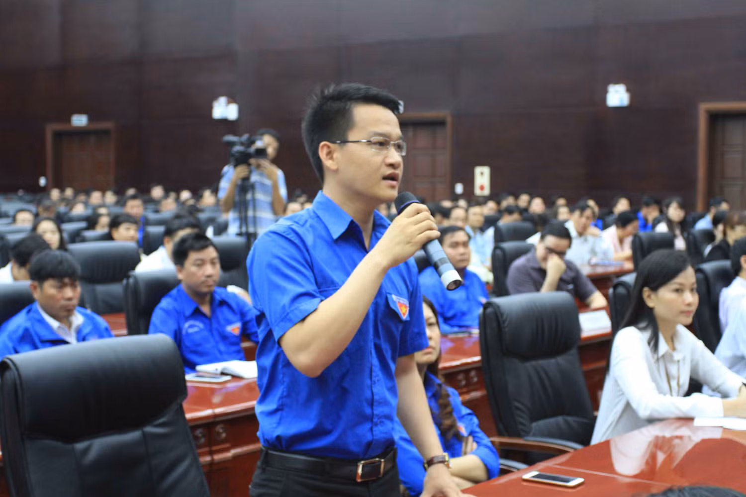 Một bạn trẻ phát biểu trong buổi đối thoại. Ảnh Thùy Linh