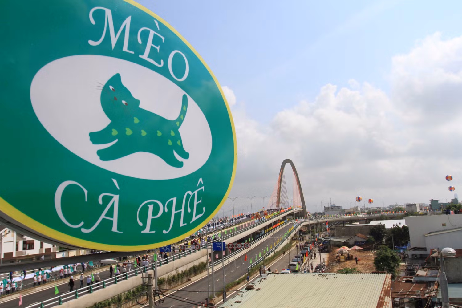 Để công trình hoàn thành, công tác giải phóng mặt bằng được sự đồng thuận của hàng trăm hộ dân bị ảnh hưởng. Sau khi cầu khánh thành, nhiều hộ dân sống xung quanh cầu đã mở quán cà phê, nước giải khát..."Thấy cầu đẹp, hiện đại, nhất là ban đêm lung linh, huyền ảo. Nhà tôi mở quán cà phê có nhiều khách đến uống để ngắm cầu. Được thành phố đầu tư xây dựng cầu này người dân chúng tôi ai cũng mừng lắm...", một chủ quán cà phê tâm sự.