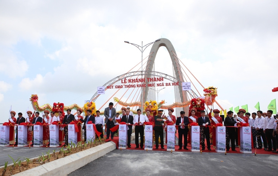 Lãnh đạo Trung ương và TP Đà Nẵng cắt băng khánh thành công trình Nút giao thông ngã ba Huế trong sáng 29/3. Lãnh đạo Trung ương và TP Đà Nẵng cắt băng khánh thành công trình Nút giao thông ngã ba Huế trong sáng 29/3.