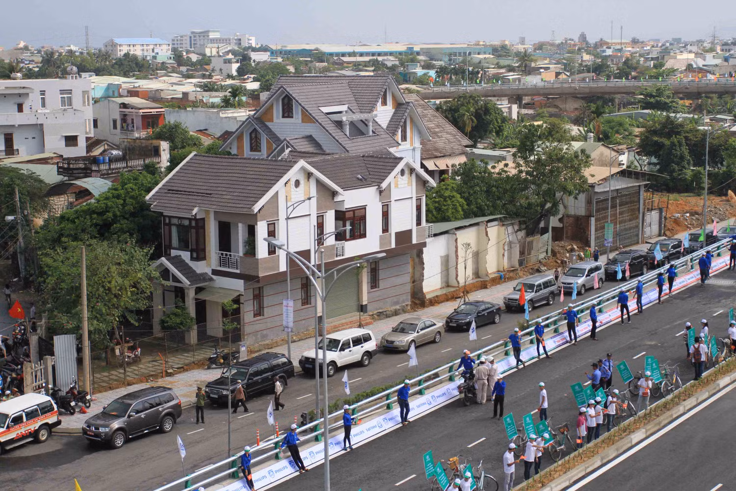 Nhiều hộ giải tỏa đã nhận nơi ở mới, những hộ còn lại sống hai bên cầu đã làm nhà cao tầng rất đẹp. Bộ mặt đô thị khu vực xung quanh cầu vượt 3 tầng đã thay đổi hoàn toàn sau khi cầu đi vào sử dụng.