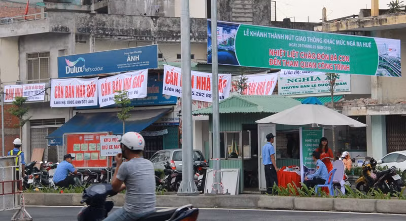 Việc treo biển "cần bán nhà gấp" như băng-rôn quảng cáo của người dân là hành vi vi phạm quảng cáo, gây phản cảm, mất mỹ quan đô thị, cần được tháo dỡ. Ảnh Thùy Linh