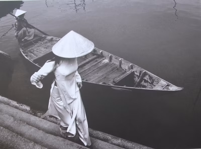 Tác phẩm "Sang sông" của tác giả Ông Văn Sinh.