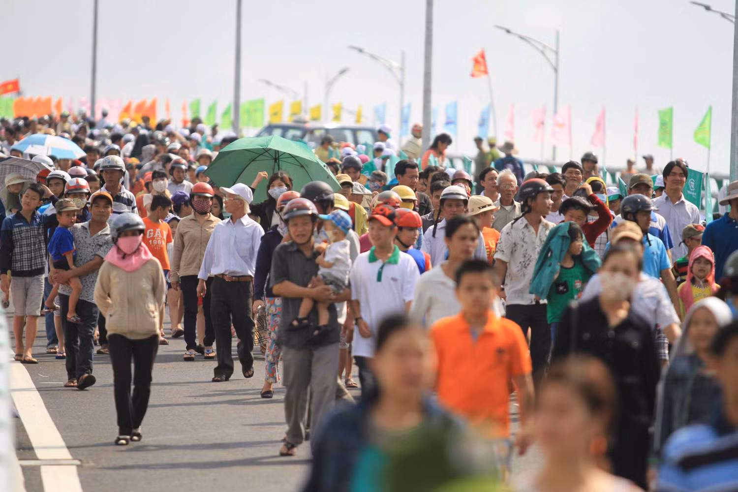 Hàng ngàn người dân háo hức đi trên cầu mới ngày khánh thành dù trời nắng gắt...