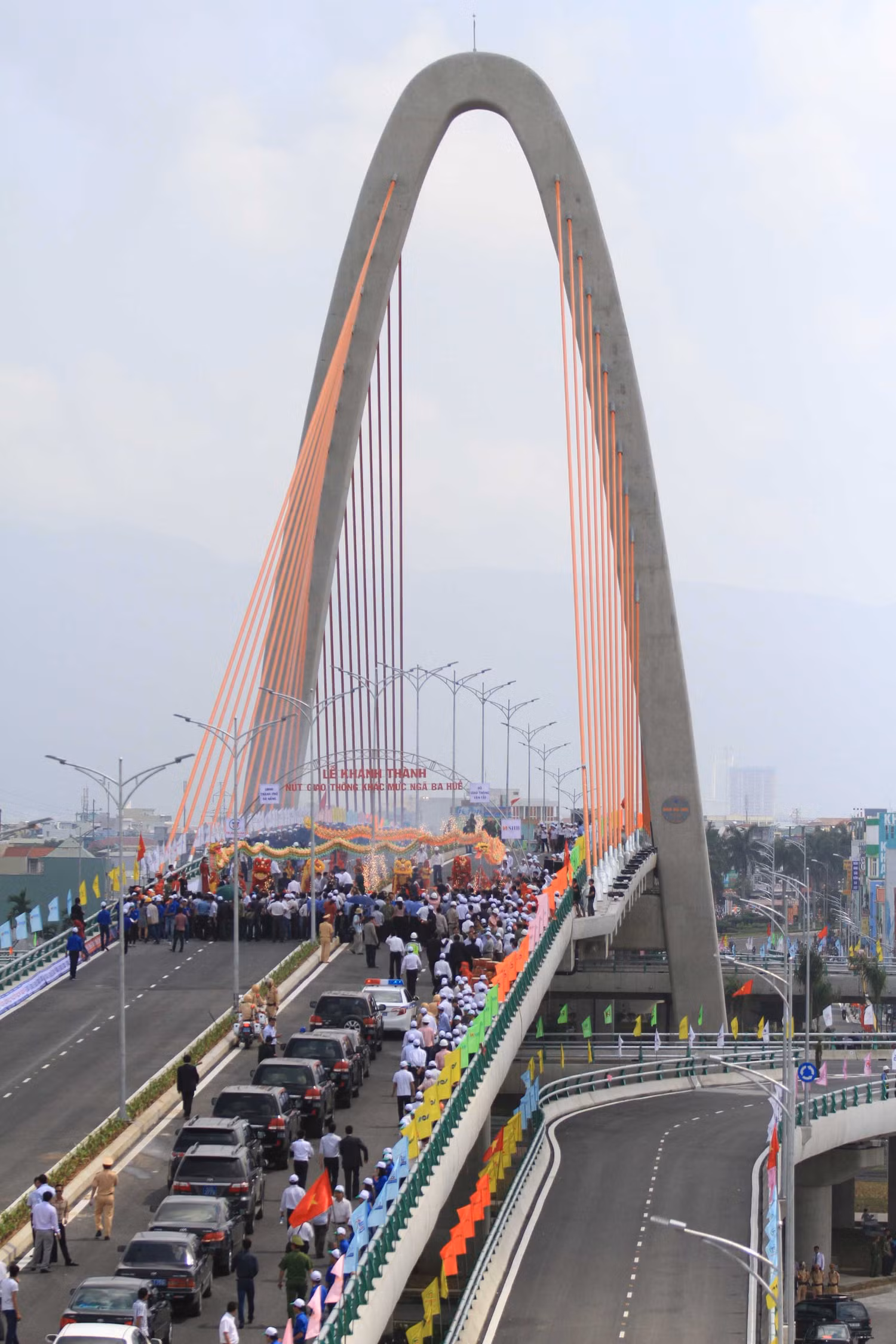 Tổng chiều dài cầu được xây dựng là 1708,26m, trong đó gần 9000m cọc khoan nhồi đã được thi công; gần 6400 tấn thép, hơn 35.000 m3 bê tông đã được thi công cho hạng mục dầm, mố trụ.