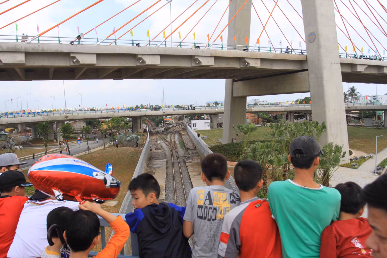 Từ nay mỗi khi tàu hỏa tới nút giao thông này, người dân không phải đứng chờ 10-15 phút để được băng qua đường nữa...