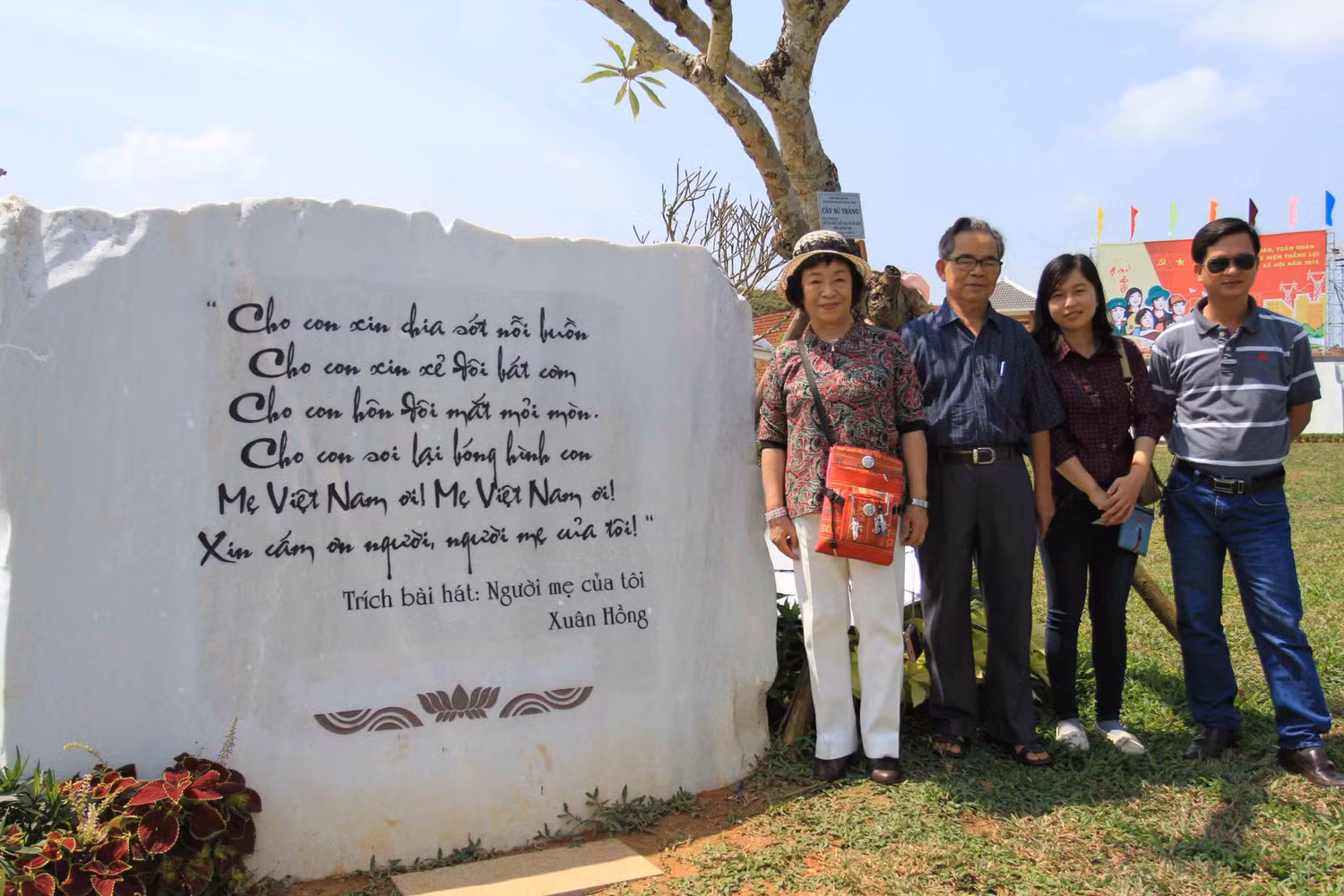 Những vần thơ khắc trên các phiến đá sẽ cho người xem cảm nhận sâu sắc hơn cái lớn lao vô hạn của tình mẫu tử. Ngôn ngữ giúp tình cảm đi sâu hơn, trực tiếp hơn và lắng đọng hơn. Ngôn ngữ giúp cho hình tượng tạo hình đến với lòng người sâu sắc hơn… Những vần thơ khắc trên các phiến đá sẽ cho người xem cảm nhận sâu sắc hơn cái lớn lao vô hạn của tình mẫu tử. Ngôn ngữ giúp tình cảm đi sâu hơn, trực tiếp hơn và lắng đọng hơn. Ngôn ngữ giúp cho hình tượng tạo hình đến với lòng người sâu sắc hơn…