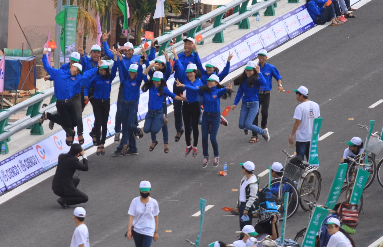 Nhiều bạn trẻ phấn khích, chụp ảnh lưu niệm trong ngày khánh thành cây cầu vượt 3 tầng hiện đại nhất Việt Nam này.