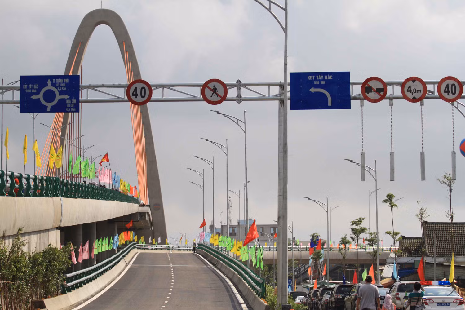 Nút giao thông khác mức Ngã Ba Huế được tổ chức giao thông theo 3 tầng, gồm: Tầng mặt đất, Tầng 1 (vòng xuyến) và Tầng 2 (dây văng).