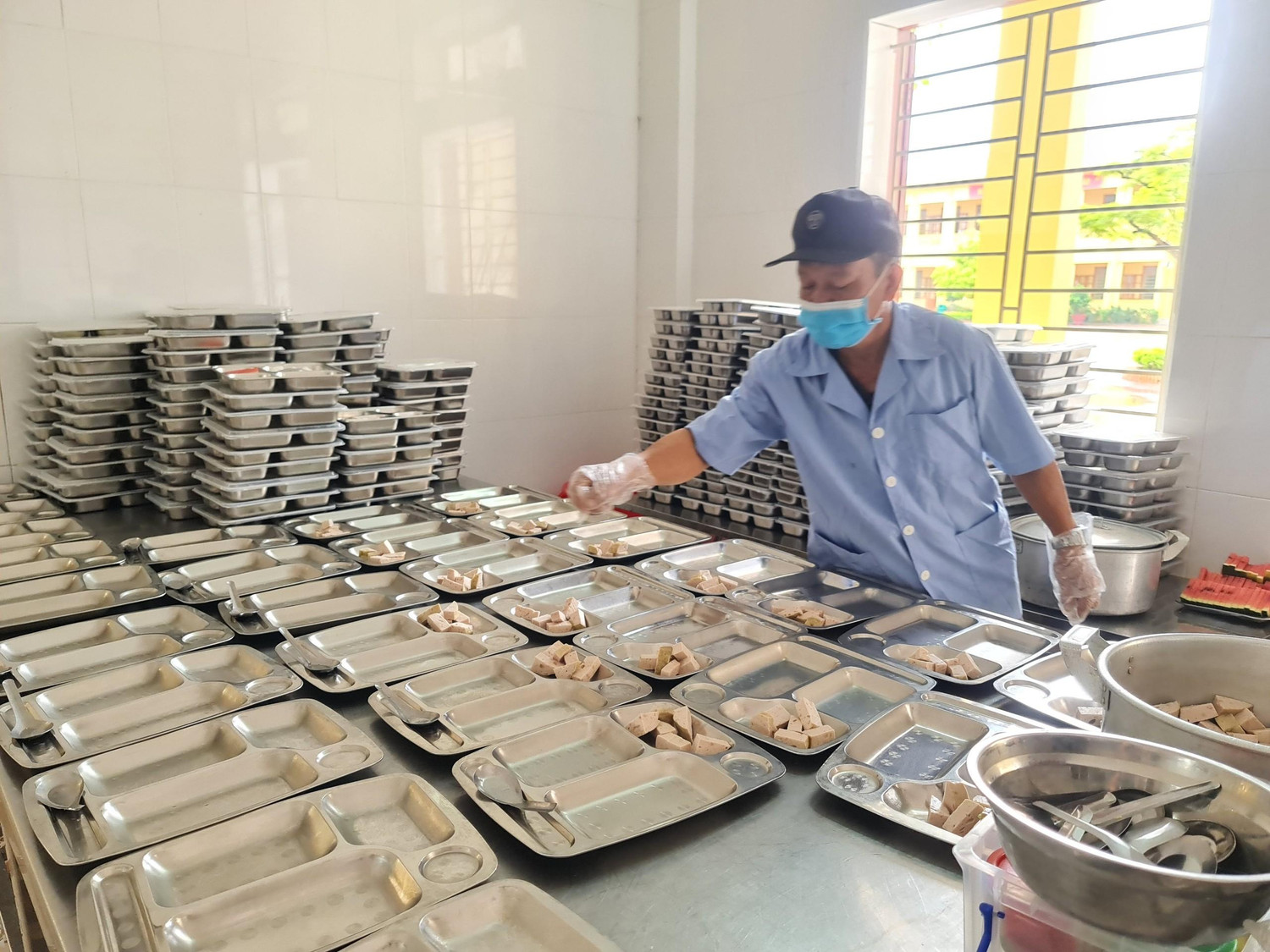 Nhân viên nhà bếp của Trường Tiểu học An Hồng đang chuẩn bị bữa trưa cho học sinh (Ảnh: Lã Tiến) Nhân viên nhà bếp của Trường Tiểu học An Hồng đang chuẩn bị bữa trưa cho học sinh (Ảnh: Lã Tiến)