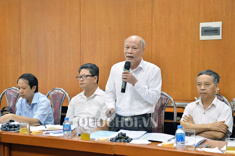 Ông Vũ Bá Khánh, Phó chủ tịch Hội đồng quản trị Công ty Cổ phần đầu tư phát triển giáo dục Hà Nội báo cáo Đoàn giám sát chiều 7/5, ảnh: Trọng Quỳnh / quochoi.vn. Ông Vũ Bá Khánh, Phó chủ tịch Hội đồng quản trị Công ty Cổ phần đầu tư phát triển giáo dục Hà Nội báo cáo Đoàn giám sát chiều 7/5, ảnh: Trọng Quỳnh / quochoi.vn.