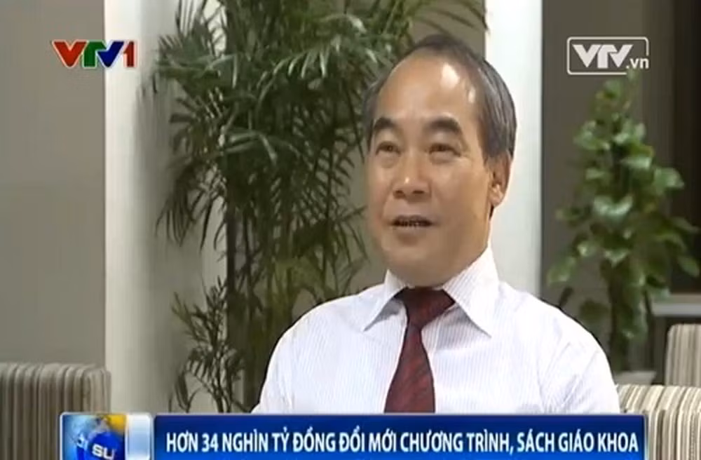 Năm 2014 để bảo vệ đề án 34 nghìn tỷ đổi mới chương trình, sách giáo khoa, Thứ trưởng Bộ Giáo dục và Đào tạo Nguyễn Vinh Hiển khi đó nói rằng, các nước tiên tiến cứ 5-7 năm thay chương trình, sách giáo khoa một lần. Ảnh chụp màn hình clip thầy Hiển trả lời phỏng vấn VTV.