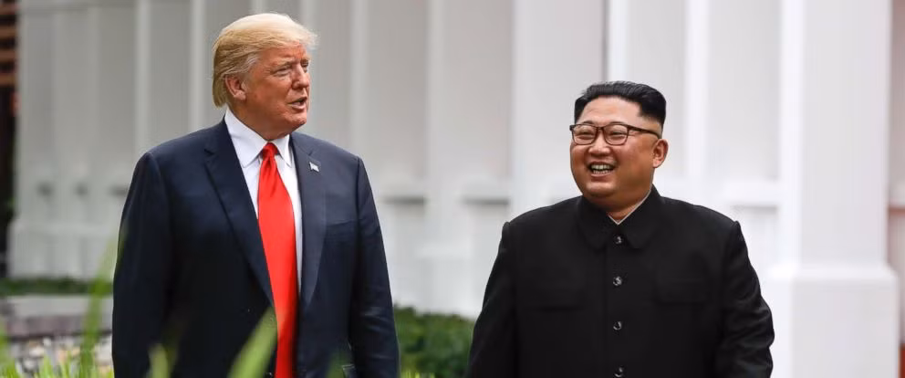 Nhà lãnh đạo Triều Tiên Kim Jong-un tỏ ra rất đĩnh đạc, tự tin và cởi mở trong cuộc gặp thượng đỉnh với Tổng thống Mỹ Donald Trump, ảnh hai nhà lãnh đạo đi dạo trong khuôn viên khách sạn sau bữa trưa, nguồn: ABC News. Nhà lãnh đạo Triều Tiên Kim Jong-un tỏ ra rất đĩnh đạc, tự tin và cởi mở trong cuộc gặp thượng đỉnh với Tổng thống Mỹ Donald Trump, ảnh hai nhà lãnh đạo đi dạo trong khuôn viên khách sạn sau bữa trưa, nguồn: ABC News.
