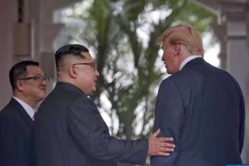 Hai nhà lãnh đạo Mỹ - Triều đã có những cử chỉ khá thân mật trong lần đầu gặp mặt, ảnh: Time. Hai nhà lãnh đạo Mỹ - Triều đã có những cử chỉ khá thân mật trong lần đầu gặp mặt, ảnh: Time.