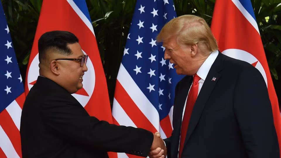 Cái bắt tay lịch sử giữa Chủ tịch Triều Tiên Kim Jong-un với Tổng thống Hoa Kỳ Donald Trump tại Singapore, ảnh: Hindustan Times. Cái bắt tay lịch sử giữa Chủ tịch Triều Tiên Kim Jong-un với Tổng thống Hoa Kỳ Donald Trump tại Singapore, ảnh: Hindustan Times.