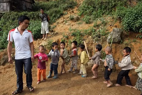 Thầy giáo Lò Văn Xanh - người đã lập nhiều “kỷ lục” cùng lớp học mầm non của mình ở điểm trường Nhóm Pó.