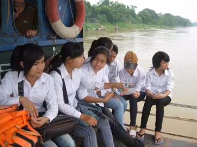 Học sinh xã Minh Châu trên phà đến trường