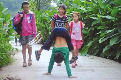 Nhan Ngọc Hoành trồng chuối ngược để "đi" đến trường học.