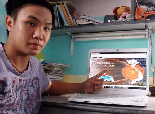 Trung đang giới thiệu về sáng tạo của mình.