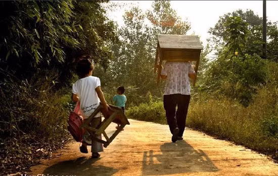 Phụ huynh và học sinh nặng nhọc vác bàn đến trường. Phụ huynh và học sinh nặng nhọc vác bàn đến trường.