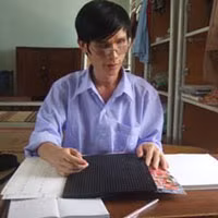 Nguyễn Văn Tý và chiếc bàn viết anh đã sử dụng gần 20 năm nay