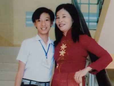 Trần Hoàng Minh và cô giáo Kim Thị Hường