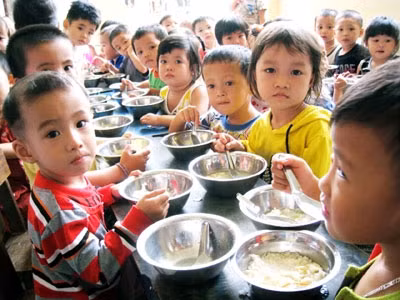 Cha mẹ những em bé thuộc trường Mẫu giáo Điện Ngọc này phải đóng nhiều khoản thu vô lý. Cha mẹ những em bé thuộc trường Mẫu giáo Điện Ngọc này phải đóng nhiều khoản thu vô lý.