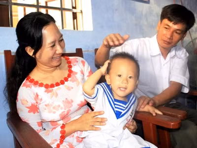 Vợ chồng cô giáo Nhung và con trai út học mẫu giáo ở đảo Trường Sa Lớn. Vợ chồng cô giáo Nhung và con trai út học mẫu giáo ở đảo Trường Sa Lớn.