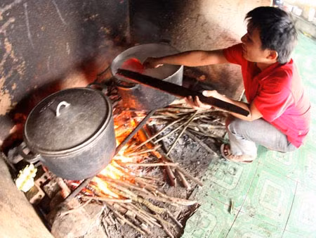 Một bữa ăn đơn giản thôi cũng vô cùng quý giá với những đứa trẻ nghèo. >>NHỮNG HÌNH ẢNH ẤN TƯỢNG VỀ TRẺ EM Ở TRƯỜNG SA >>PHÁT SỐT VÌ CÔ GIÁO 9X XINH ĐẸP CỦA TRƯỜNG CHUYÊN HÀ NỘI - AMSTERDAM >>NỮ SINH ĐẸP RẠNG NGỜI NGÀY KHAI TRƯỜNG