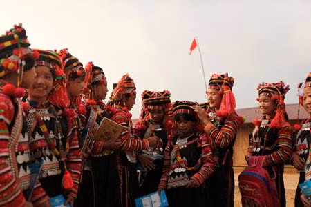 Từ những năm 1960, vùng đất cuối trời Tây Bắc Ka Lăng – Thu Lũm (huyện Mường Tè, Lai Châu) đã nổi tiếng với truyền thống hiếu học. Ngày ấy, đã có những ông bố, bà mẹ quanh năm suốt tháng ăn sắn, củ mài, củ nâu để nhường gạo cho con theo sông Đà về xuôi đi học. Trong ảnh là học sinh bán trú Trường THCS Thu Lũm chuẩn bị cho giờ học đầu tiên của năm học 2012-2013. >>NHỮNG HÌNH ẢNH ẤN TƯỢNG VỀ TRẺ EM Ở TRƯỜNG SA >>PHÁT SỐT VÌ CÔ GIÁO 9X XINH ĐẸP CỦA TRƯỜNG CHUYÊN HÀ NỘI - AMSTERDAM >>NỮ SINH ĐẸP RẠNG NGỜI NGÀY KHAI TRƯỜNG