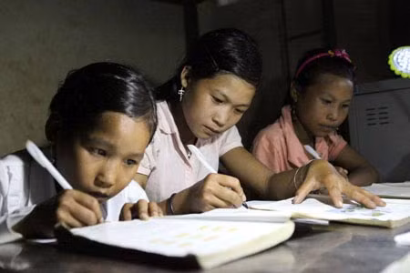 Ba chị em Lỳ Gió Nu (lớp 8), Lỳ Lò Pư (lớp 7), Lỳ Nó Du (lớp 6), của Trường THCS Ka Lăng ôn bài buổi tối tại nhà bán trú. >>NHỮNG HÌNH ẢNH ẤN TƯỢNG VỀ TRẺ EM Ở TRƯỜNG SA >>PHÁT SỐT VÌ CÔ GIÁO 9X XINH ĐẸP CỦA TRƯỜNG CHUYÊN HÀ NỘI - AMSTERDAM >>NỮ SINH ĐẸP RẠNG NGỜI NGÀY KHAI TRƯỜNG