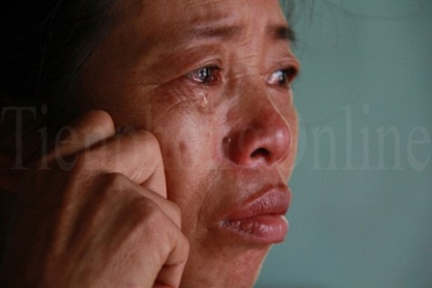 Nước mắt người mẹ nghèo có con đỗ Học viện Tài chính