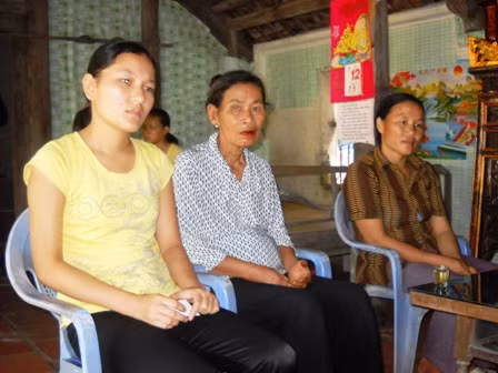 Bên cạnh niềm vui nhận được giấy báo nhập học là nỗi buồn của Hòa cùng những người trong gia đình khi hoàn cảnh gia đình em quá khó khăn. Bên cạnh niềm vui nhận được giấy báo nhập học là nỗi buồn của Hòa cùng những người trong gia đình khi hoàn cảnh gia đình em quá khó khăn.