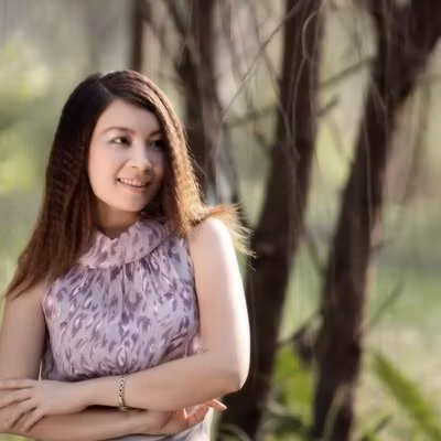 Di Li là nữ nhà văn trẻ chiếm một lượng lớn độc giả, sở hữu khuôn mặt xinh xắn, lối viết hiện đại, hiểu sâu về tâm lý độc giả trẻ. Hiện tại, Di Li đang là giảng viên của Trường Cao đẳng Thương mại & Du lịch Hà Nội. >>PHÁT SỐT VÌ CÔ GIÁO 9X XINH ĐẸP TRƯỜNG AMSTERDAM >>NỮ SINH ĐẸP RẠNG NGỜI NGÀY KHAI TRƯỜNG >>NƯỚC MẮT NGƯỜI MẸ NGHÈO CÓ CON THI ĐỖ HỌC VIỆN TÀI CHÍNH