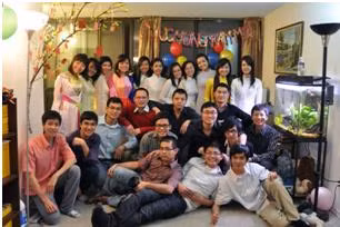 Đặng Bùi Hoàn (áo hồng ngoài cùng bên trái) cùng các du học sinh Việt Nam tại Đại học tổng hợp Waterloo liên hoan chào năm mới.