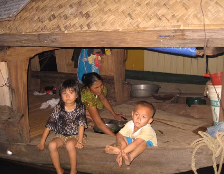 Con cái vào Nam mưu sinh, bà Hà ở lại thuyền để các cháu có cơ hội được đến trường. Con cái vào Nam mưu sinh, bà Hà ở lại thuyền để các cháu có cơ hội được đến trường.