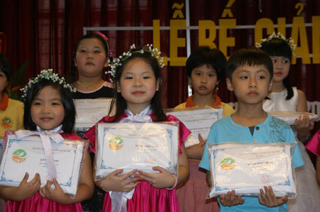 Trao học bổng.