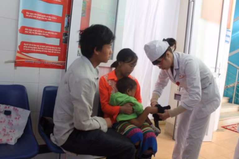 Từ ngày 1/3/2018, mua thuốc cho trẻ dưới 72 tháng tuổi phải mang theo chứng minh nhân dân (Ảnh: Cục khám chữa bệnh - Bộ Y tế) Từ ngày 1/3/2018, mua thuốc cho trẻ dưới 72 tháng tuổi phải mang theo chứng minh nhân dân (Ảnh: Cục khám chữa bệnh - Bộ Y tế)