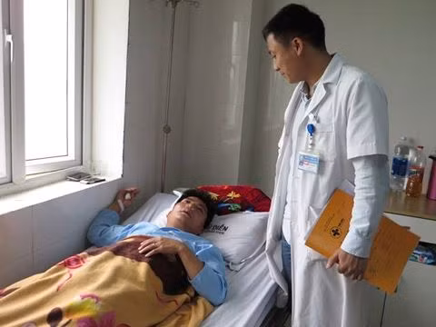 Thầy giáo Đặng Minh Thủy bị người nhà học sinh đánh đang điều trị tại bệnh viện, đây chỉ là một trong nhiều vụ giáo viên bị hành hung trong thời gian gần đây. Ảnh: Báo An ninh Thủ đô. Thầy giáo Đặng Minh Thủy bị người nhà học sinh đánh đang điều trị tại bệnh viện, đây chỉ là một trong nhiều vụ giáo viên bị hành hung trong thời gian gần đây. Ảnh: Báo An ninh Thủ đô.