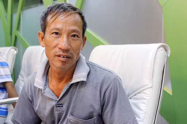 Chú Nguyễn Hữu Định một lòng mong muốn có sức khỏe để tiếp tục nghề bơm vá và làm thuê có tiền nuôi con ăn học. Ảnh Xuân Trung Chú Nguyễn Hữu Định một lòng mong muốn có sức khỏe để tiếp tục nghề bơm vá và làm thuê có tiền nuôi con ăn học. Ảnh Xuân Trung