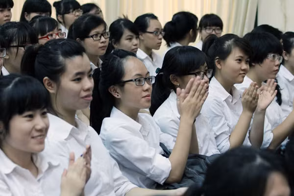 Các thế hệ học sinh trường Bưởi bây giờ khi nghe tới những câu chuyện cảm động về sự hi sinh của các thầy, các ô đi trước đều rất xúc động. Ảnh Xuân Trung