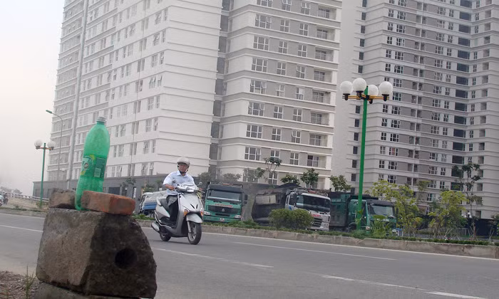 Có thêm vốn từ bơm vá xe chú Định còn mua xăng về bán kiếm tiền mưu sinh